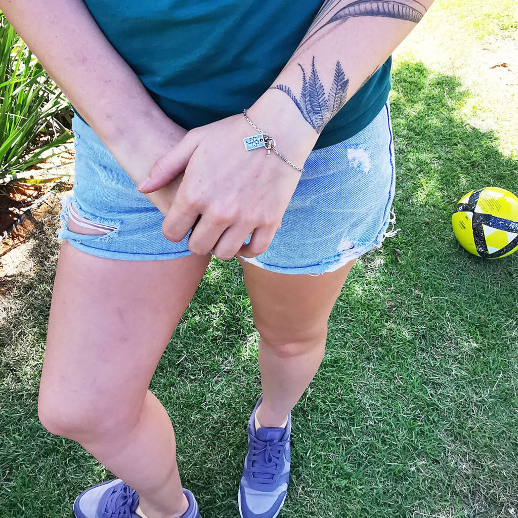 כל יום צמיד תלתן, דנה מנצור