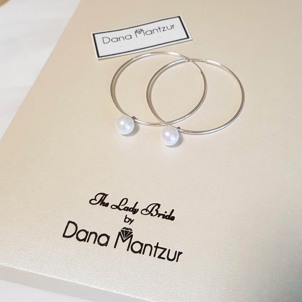 עגילי חישוק מכסף עם צ'ארם פנינה, דנה מנצור