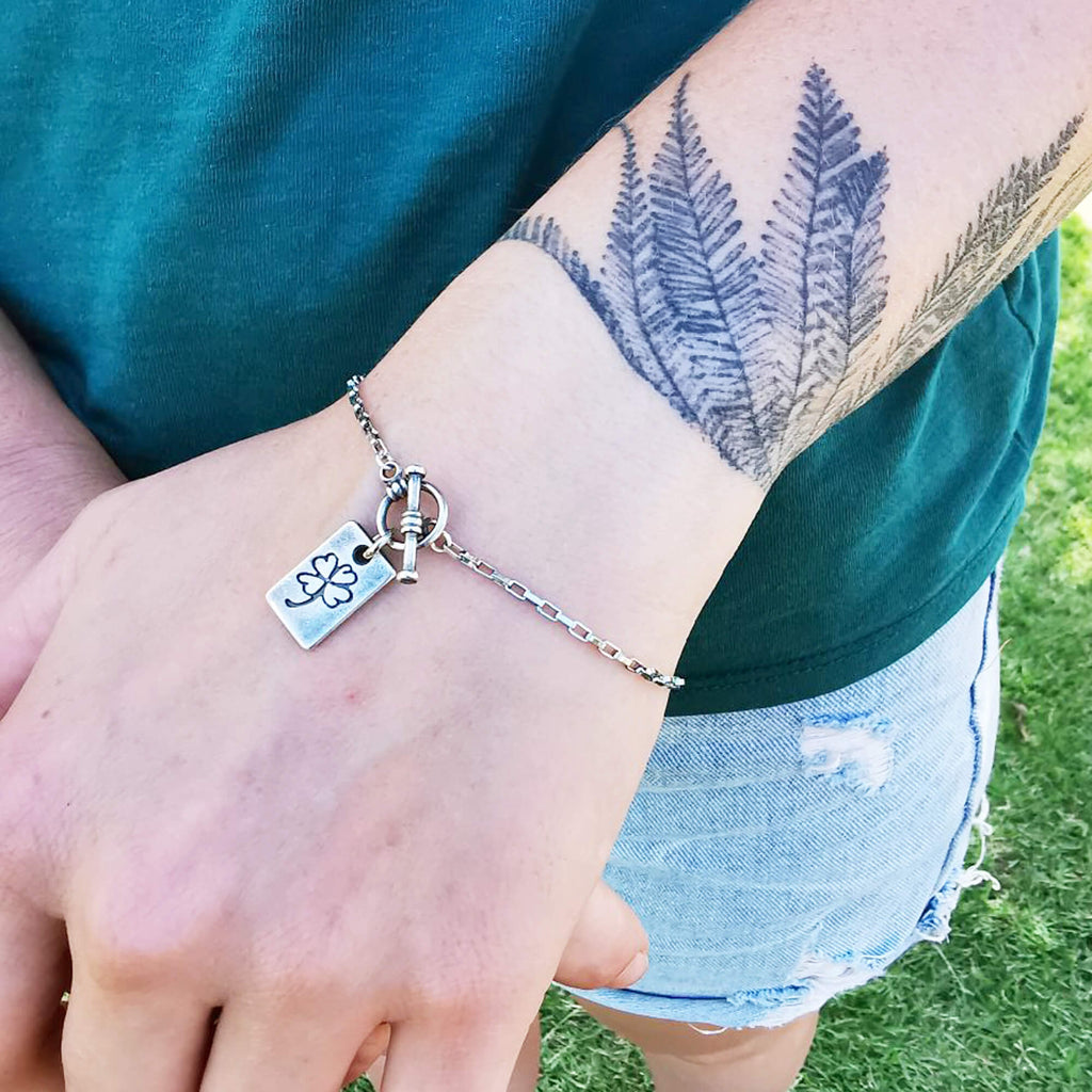 צמיד תלתן נירוסטה קסם, דנה מנצור