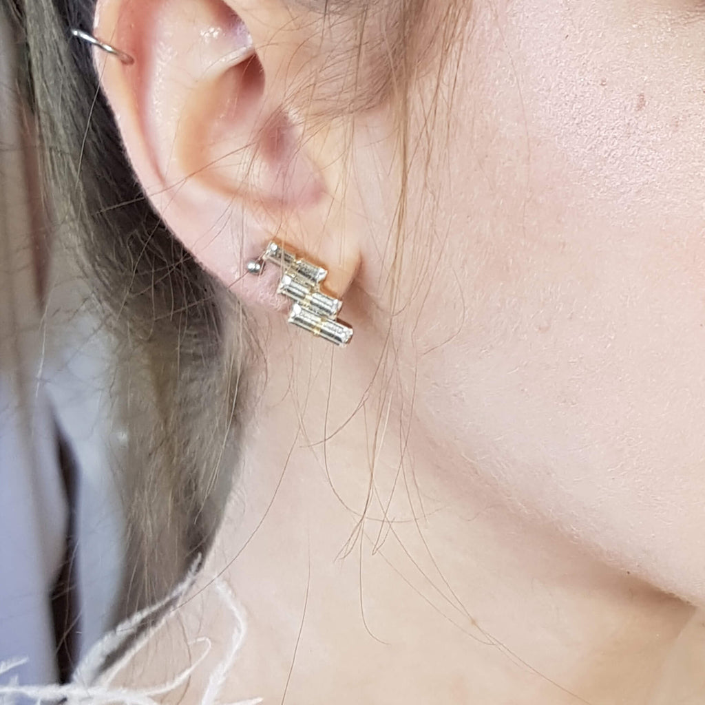 עגילים גאומטרים משובצים אבני באגט של סברובסקי - דנה מנצור