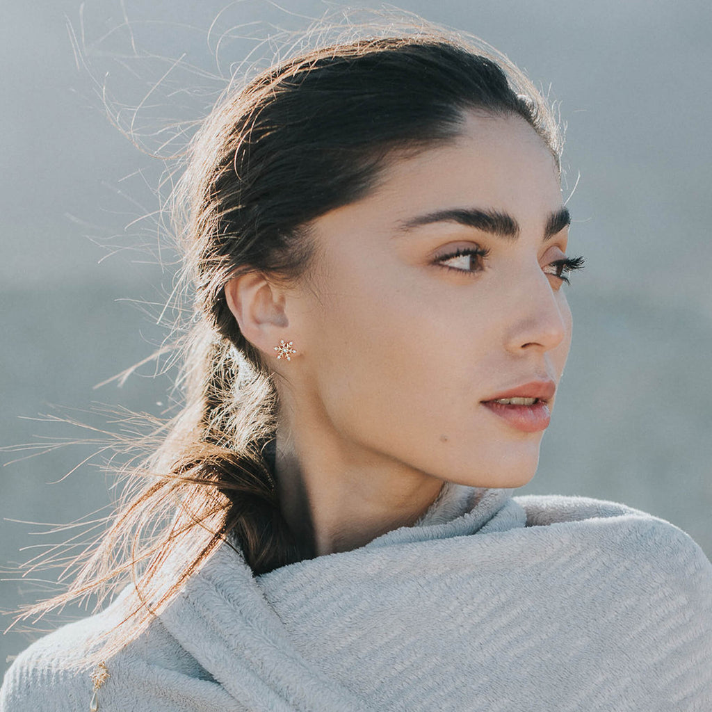 עגילי שלג: עגילי פוסט מפוארים בזהב, דנה מנצור