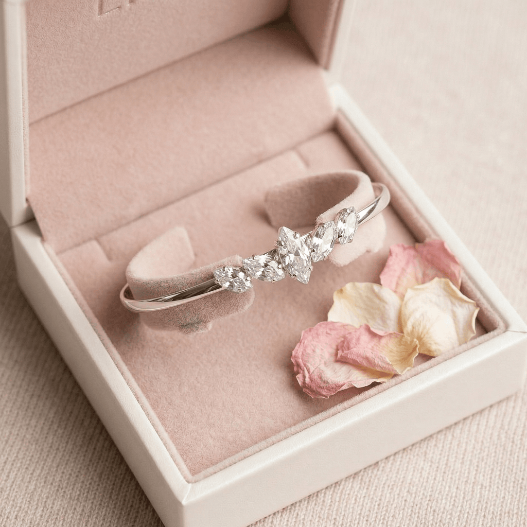 טבעת כסף עם מרכז בצורת כוכב בקופסת תכשיטים ורודה