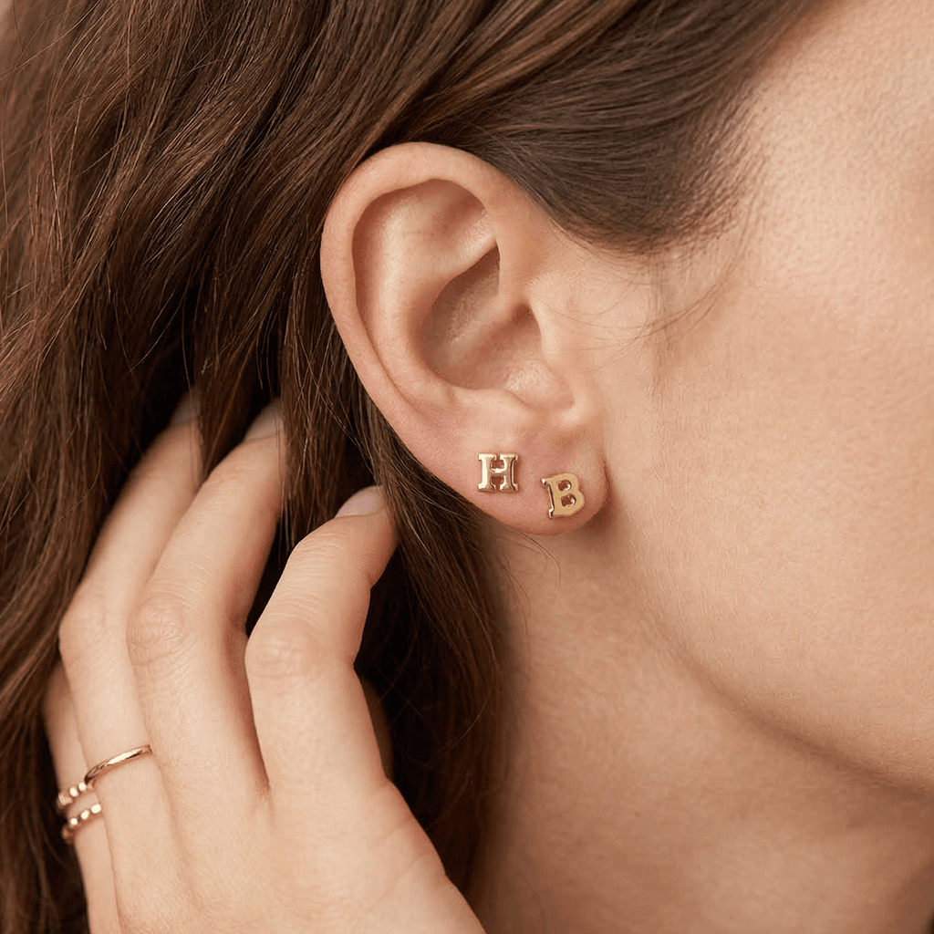 עגילי זהב עדינים עם ראשי תיבות