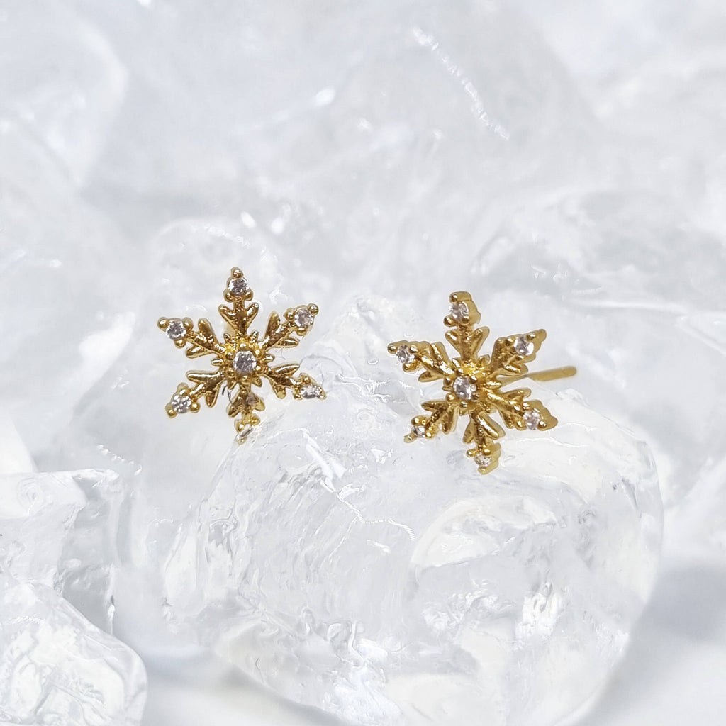 Snowflake Earrings: Slim light weight earrings, Dana Mantzur 