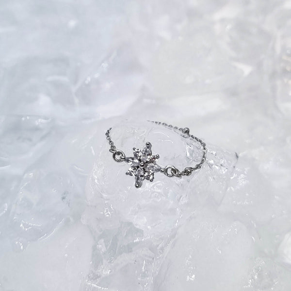 Arolla Ring: Minimalistic silver chain ring, Dana Mantzur