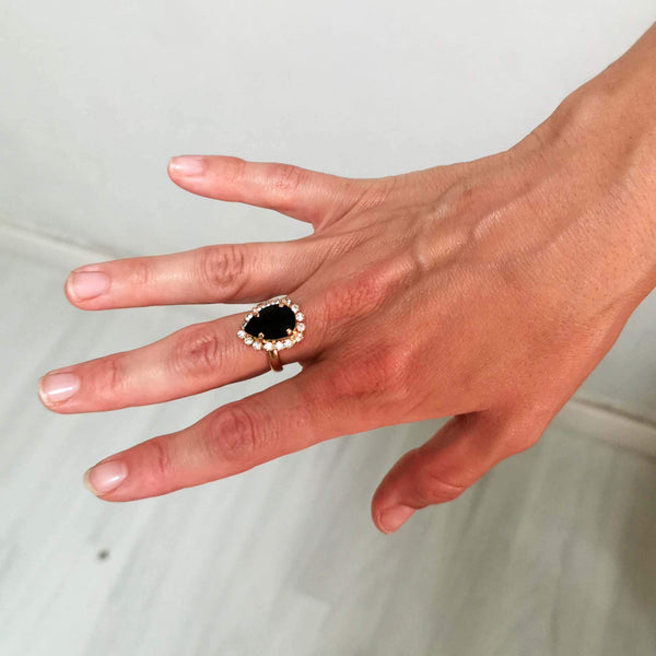 טבעת טיפה היא טבעת טיפה קלאסית, עם אבן הקריסטל בצבעים שונים. ניתן להזמין את אבן הקריסטל בכל צבע. אם בא לך על לוק קלאסי ייחודי - זו הבחירה בשבילך. היכנסי! >> דנה מנצור