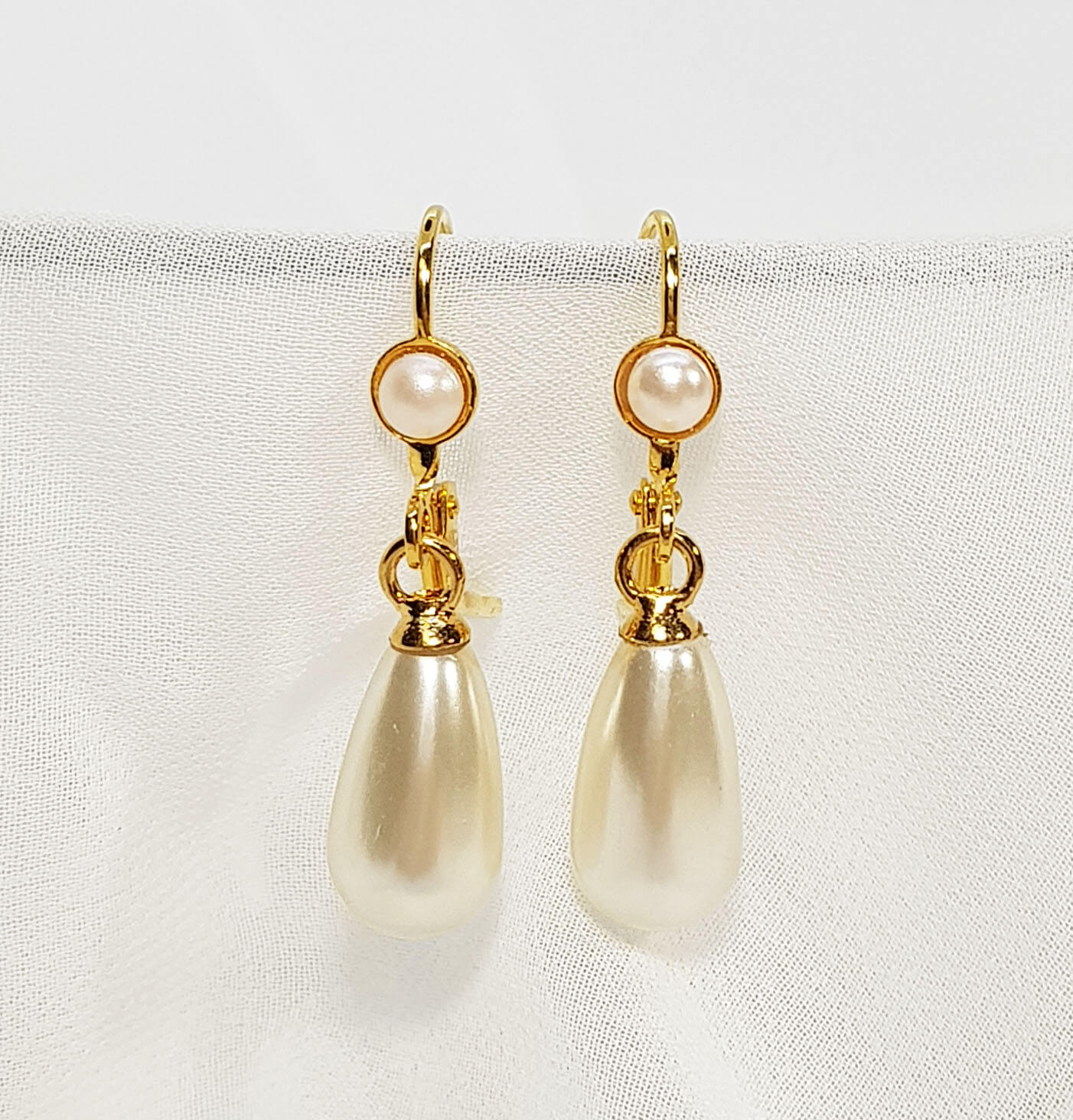 Teardrop Pearl Earrings: Classic ivory pearl earrings | Dana