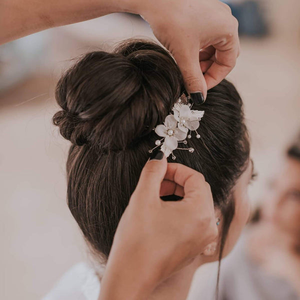 White flower comb